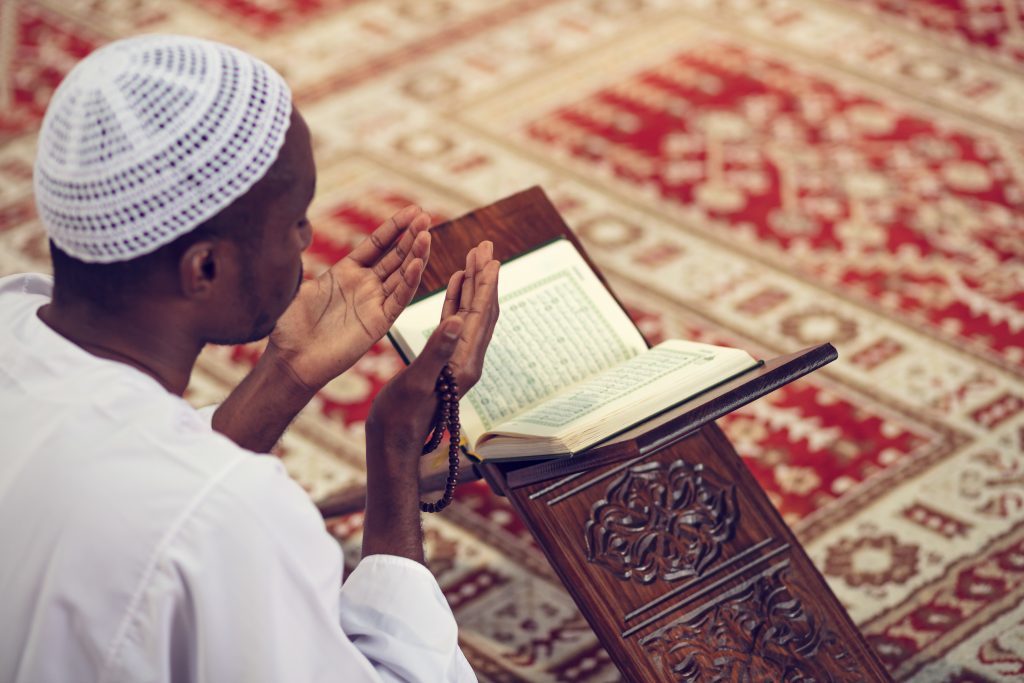 3 WAYS TO CONCENTRATE ON YOUR PRAYER (SALAT)