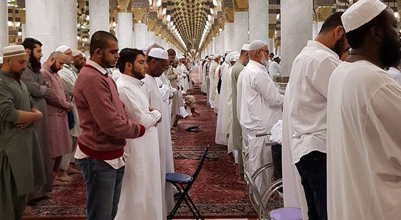 Perform Namaz in Madinah