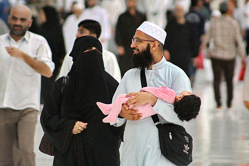 Young_Muslim_Couple_with_Toddler_at_Masjid_al-Haram,_6_April_2015
